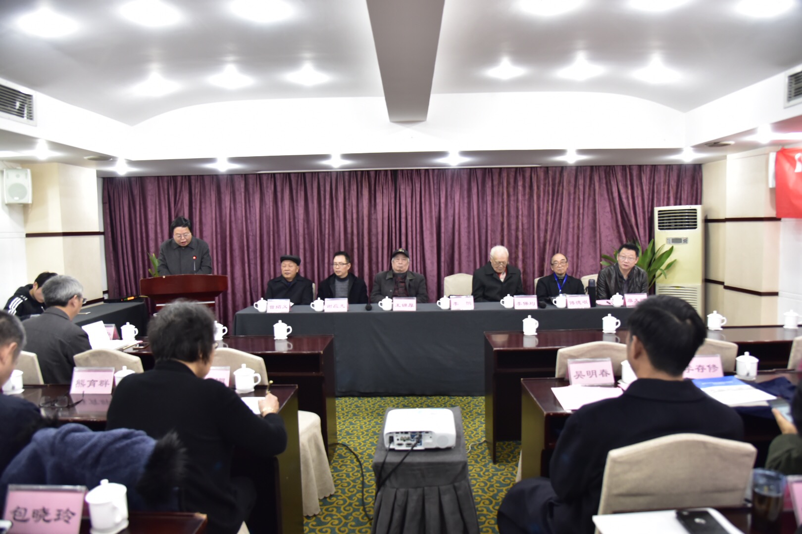新葡萄88805官网院长 李怡教授.jpg